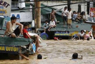 Typhoon Ondoy - This is just one of the scenes where people got stranded due to the typhoon. The location is in Cainta, Rizal. 
