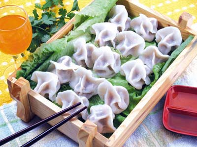 New Year's Eve dumplings - New Year's Eve dumplings Lunar New Year December 30, commonly known as Danian Ye, is one year old-year-old will make the final moment. When night falls, the lanterns are a time when the whole family sat around a group, while eating dumplings, while sharing the joy of the past year, filled with happiness and warmth. In Beijing, also pay attention to eating the dumplings climacteric. Dumpling's name there are many legends, one of which is due to New Year's and the old year 'to pay at the hour of midnight', so the food that looks like a gold ingot is called 'handover', people just ring the bell at midnight when the dumplings begin to meet the advent of spring.