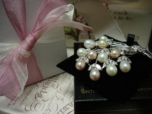 Exqusite Fancy Jewerly - 100% Real Pearl in white and pink. Exqusite pearls jewerly.