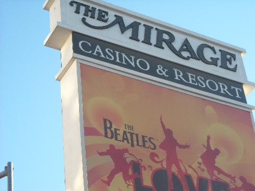 mirage las vegas - As many people do, I believed that going to las vegas would rack me in some extra cash. As im sure you can guess, it didn't work out that way. This is a picture of the mirage in las vegas.