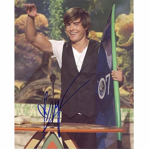 Zac Efron at teen choice awards with autograph - Picture of Zac efron at the teen choice awards with his autograph