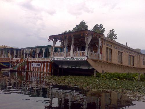 boat house - beautiful boat house with all facilities to live at kashmir