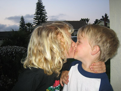 a l;oving kiss! - bring out kiss!