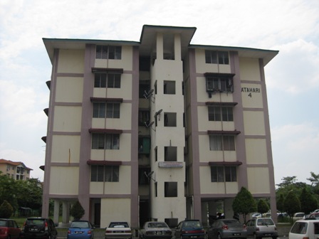 Matahari apartment in Malaysia -  This is one of the apartment in Malaysia.This apartment is located in Kota Damansara,Selangor.This apartment is already had around 5 years history.The apartment got around 100 above units.1 unit has 3 room,2 bathroom and 1 hall.Total build up of 1 unit is around 800 square feet above.  The most special things is this is the my first investment in property.And now is already sold by another buyer!!!