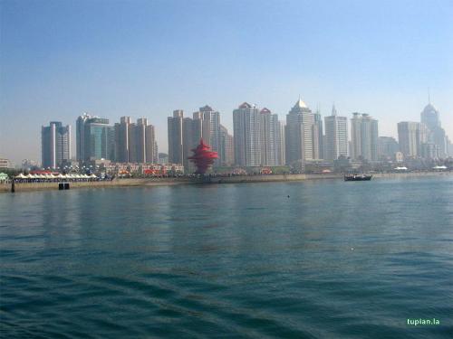 Qiagdao-I live in the city - Qingdao is a popular tourist city of China.She has beautiful scenery and a pleasant climate.Now qingdao is the ideal choice for vacations,entertainment and business.I very like this city.