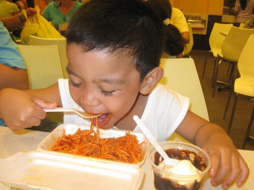spaghetti - child eating spaghetti