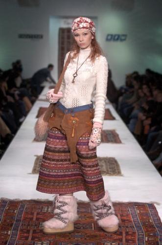 fashion - Huge shoulder bags are in fashion these days