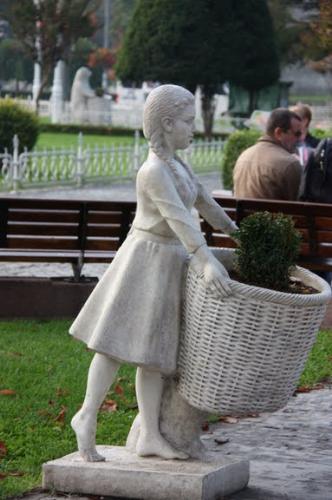 Little Girl statue - It looks so cute. I love it and so taken a few pic for it.