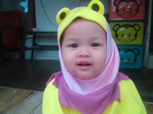 2nd little angel - and here is my 2nd little angel..her name is aisyah...she always made me smile...and tease her elder sister mutia...really cute baby isn't she?