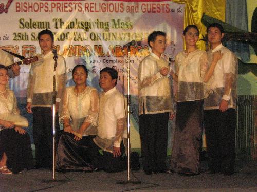 choir sings 'Dahil Sayo' - Photo taken last September 29, 2009. Rosario choir.