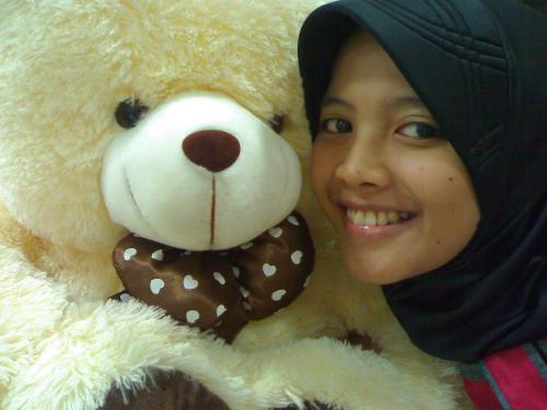 This Is Me - Everybody saw me in this picture likes the bear. They asked me whether it's mine or not. Well, I smiled and kept them wondering.  Actually, it was not mine. Was not my relative's either.  I met the bear when I was hanging out at the mall. Yup, it's one of the shop-at-the-mall's bear. I found it cute so I jumped to it and took the picture. (LOL)