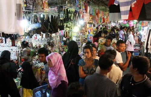 People - People throng in the Bangkok market for their night shopping