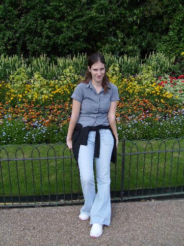 My girlfriend and a whole lot of english flowers - This is from St. James Park as well, in London, they have quite a nice variety of flowers there, very well taken care as far as i am concerned.