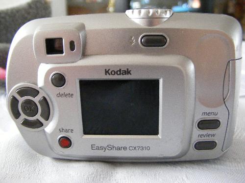 Kodak cx7310 back - The same camera looked from the back. The LCD is small, but for its 3.1 Megapixels it makes really good photos.