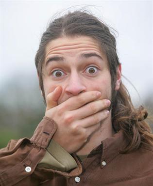 hiccups - Hiccups can be caused by many central and peripheral nervous system disorders, all from injury or irritation to the phrenic and vagus nerves. Besides, hiccups often occur after drinking carbonated beverages or alcohol.