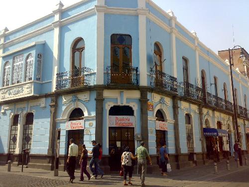 edificio - An historic biulding in the center town of puebla mexico, repainted and has been preserved over and over again to keep the cultural heritage of the land. its located at the first street coner of a catedral with a resturant at the bottom