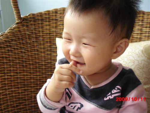 Delicious fingers - Little baby always like to eat their fingers.  Look, my daughter is very happly to eat her fingers.
