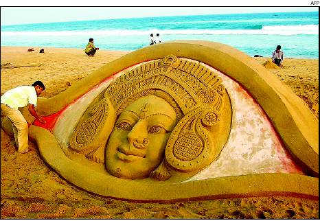 In sand - Indeed to be proud of a great sculptor in sand on the bank of a river in India.