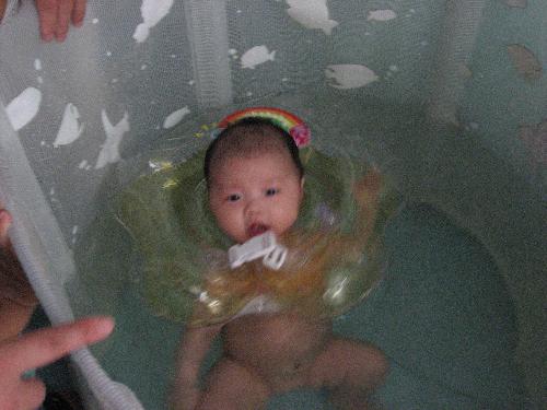 My swimming day - It is the first time my baby swam at home. A little nervous?