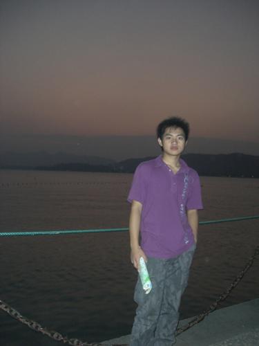 Xihu - the first sight to Xihu in the evening.. feel the smell of the lake....like a picture...