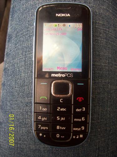 Cell Phone - Another one of those famous pics of mine! Yes its just picture of my little brokedown Nokia 1600 cell phone its not the best but hey at least i have one.