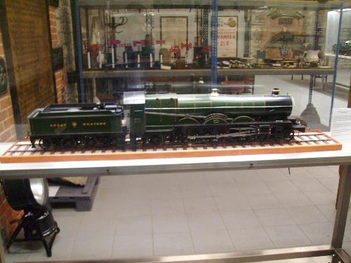 Old Train scale model 8 - This one is a crystal clear photo, you can see the scale model perfectly :