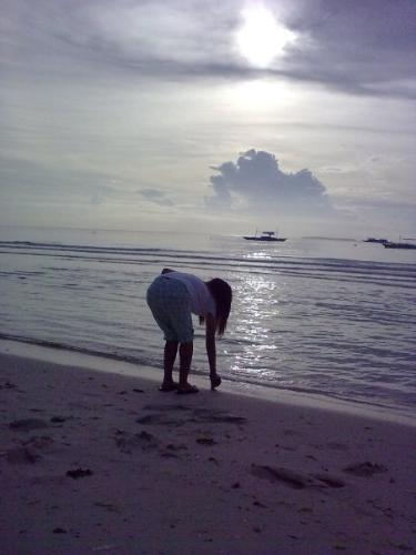 picking up shells - enjoying life on the beach, picking up shells for souvenirs