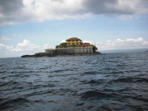 what a way to relax! - looking at the pic, isn't it a very good way to relax in a house on top of the rock in the middle of the sea?