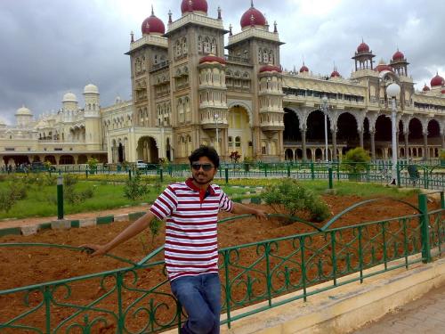It's me ...isn't it ? - This photo my friend took when we were on college tour last august(2009) ...near Mysore fort ....