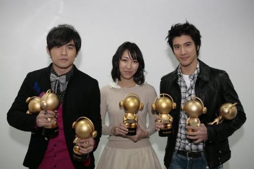 Jay Chou - Jay in a photo with fellow musician Leehom Wang, and a lady.