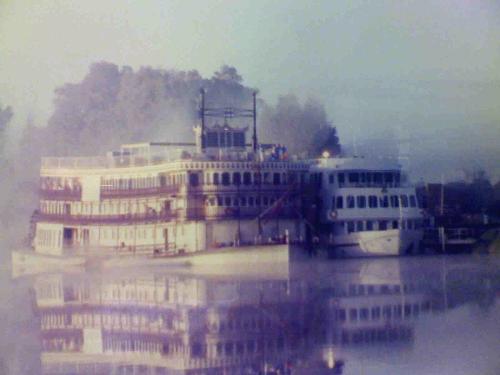 houseboat along the Murray River - An historic houseboat, hich has been restored