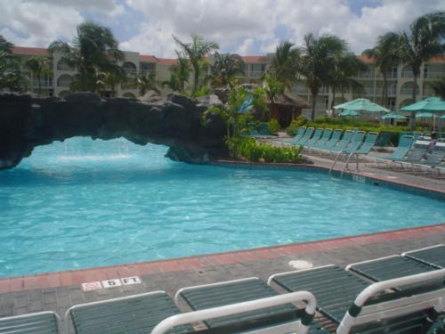 Vacations at Aruba on September 2008. - This is the resort´s pool. I went there last September and paid over half of it with my online earnings. The airfares were paid by PTC sites.
