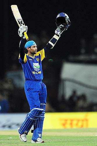 Valuable century - Dilshan create his valuable century in 2nd ODI on Friday,18/12/2009.