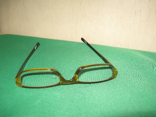 eye glasses - there are advantages of wearing eye glasses over that of contact lenses