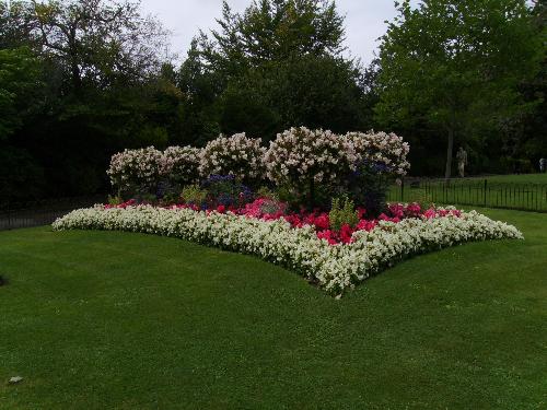 Another lovely arrangement - Yes this is from the same park, but the English sure know to tend to their gardens.