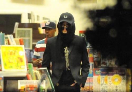 Michael Jackson in a Bookstore - Michael's photo visiting a bookstore. According from my source, this was taken last April if I am not mistaken :)