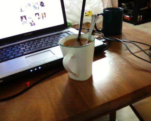 Rainy day at home - Relaxing at home in a rainy day with a cup of milk tea and in the pc