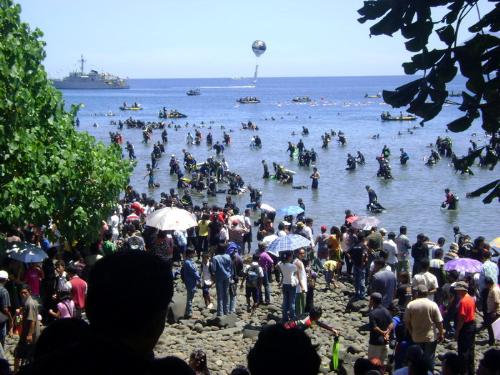 2681 Divers On the Beach - Independence Day break world record in Manado,  * 2 World Guinness Record in once : 1. Mass Dive, 2681 divers broke the world record as they remained 31 minutes, the longest time so far achieved internationally. 2. Independence Day Simultaneously - An Underwater Independence Day Flag Ceremony  The previous world record was broken in Maldives by 979 Divers for only 10 minutes