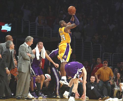 nba,lakes,kobe - With Kobe Bryant's 3 pointer at the last 4.1 second,Lakes win Kings at 109-108.