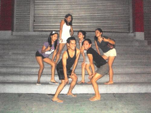 chill with my friends - were having a gud tym