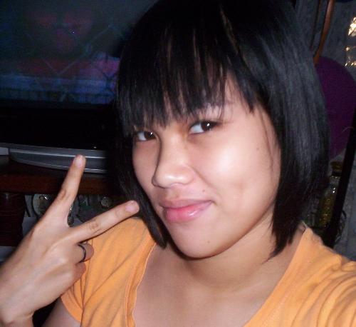 me - showing off my new hair!  i accompanied my cousin to the salon to get her hair done, then she talked me into getting mine done too! hahaha now i got a new hair!!