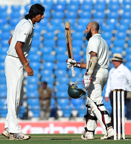 Ind vs SA - The picture shows that how Ishant Sharma is congratulating Hasim Amla after his brilliant hundred in first test match against India.