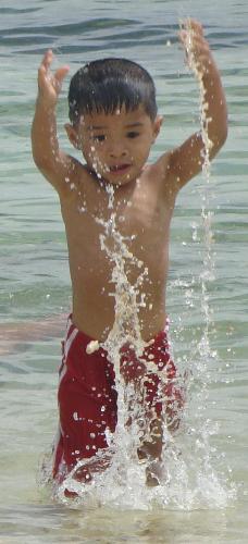 Zayzay having fun with the waters - Zayzay here plays with the waters. Great shot, isn't it? :)