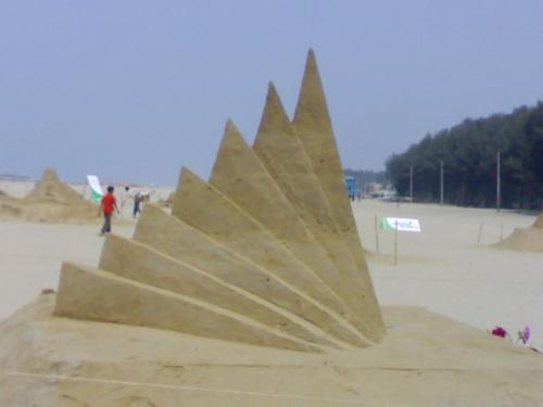monument made by sand - this is wonderful monument of bangladesh...last year bangladesh organizes sand scluptre in Coxsbazar sea beach-the longest beach of the world...and where a lot of scluptre made by sand..wonderful