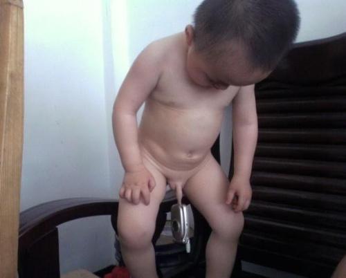 very funny - see the boy what he is doing and comment.