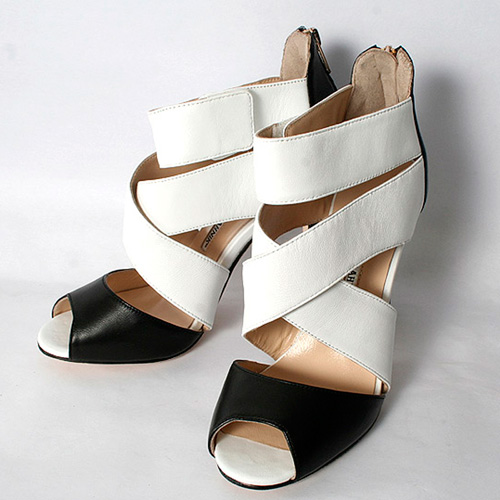 Lovely Manolos! Who would not want to wear one? - This was the exact Manolo shoes that the poor woman I was talking about bought from another online seller on the same site. Lovely aren't they? But this one is authentic the one she had was a fake! Lovely Manolos! Who would not want to wear one? - This was the exact Manolo shoes that the poor woman I was talking about bought from another online seller on the same site. Lovely aren't they? But this one is authentic the one she had was a fake!