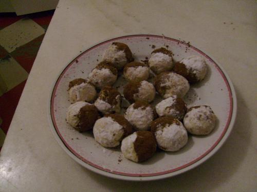 Black and White cookies - This was my girlfriend's first attempt in making this kind of cookies. They are pretty simple to make, but nevertheless this was a nice accomplishment for her. Black and White cookies - This was my girlfriend's first attempt in making this kind of cookies. They are pretty simple to make, but nevertheless this was a nice accomplishment for her.