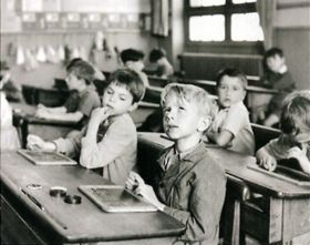cheating in class - http://www.famouspictures.org/index.php?title=Information_Scolaire
