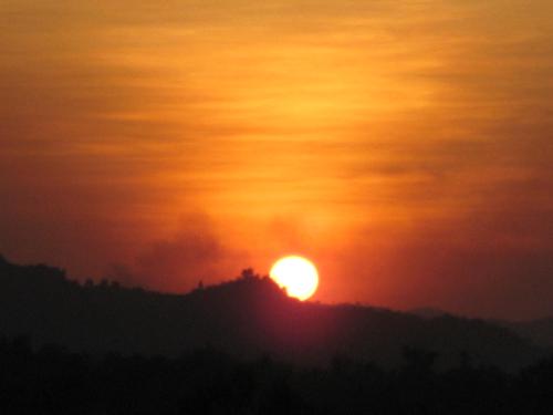 sunset... - Sunset...A sign that another day is about to end. For others, these will give them the strength and courage to face life coz sunset for them means HOPE. How about you, what does sunset means to you?