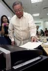 automated elections - A Filipino citizen casting his ballot by having it read by the machine.